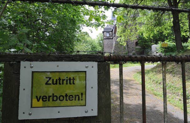 Der Eingang zum Schloss ist versperrt und die Besitzer nicht auffindbar.