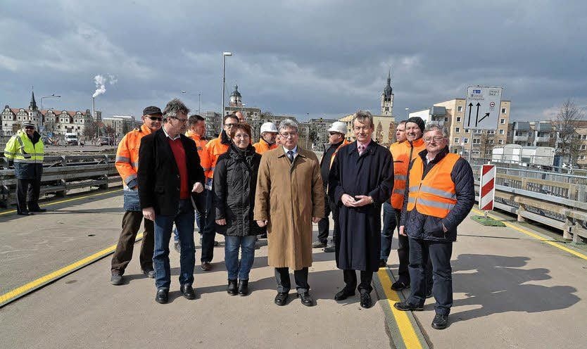 Kurz vor der Verkehrsfreigabe der Behelfsbrücke: Oberbürgermeister Peter Kuras (Bildmitte) ist froh, dass die Etappe geschafft ist.