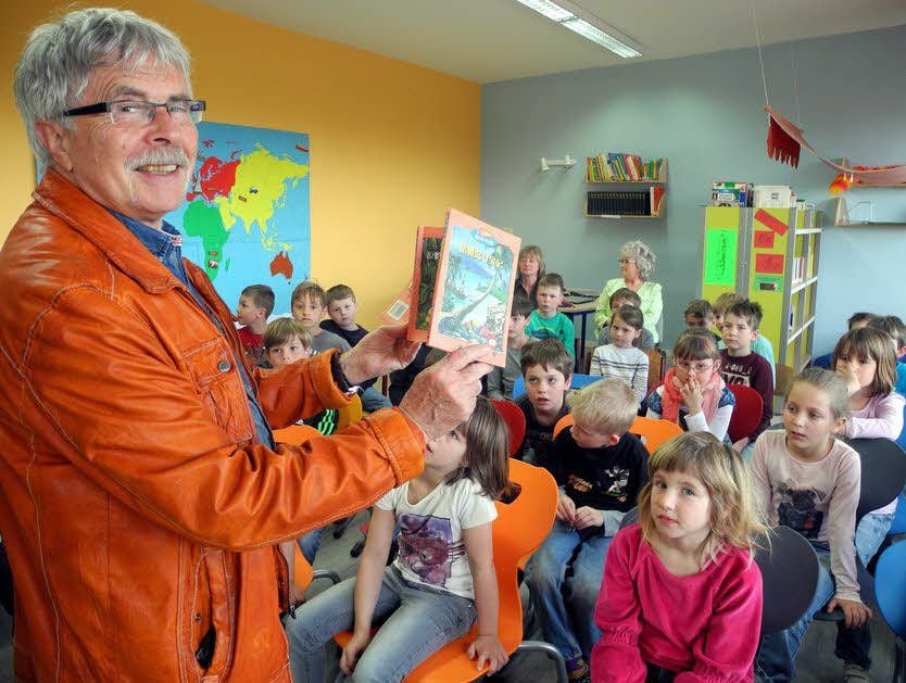 Die Prettiner Schüler staunen: Diese Bücher von Jan Flieger wurden sogar ins Chinesische übersetzt. Es sind: „Verfolgung durch die grüne Hölle“ und „Schatzsuche auf der Totenkopfinsel“.