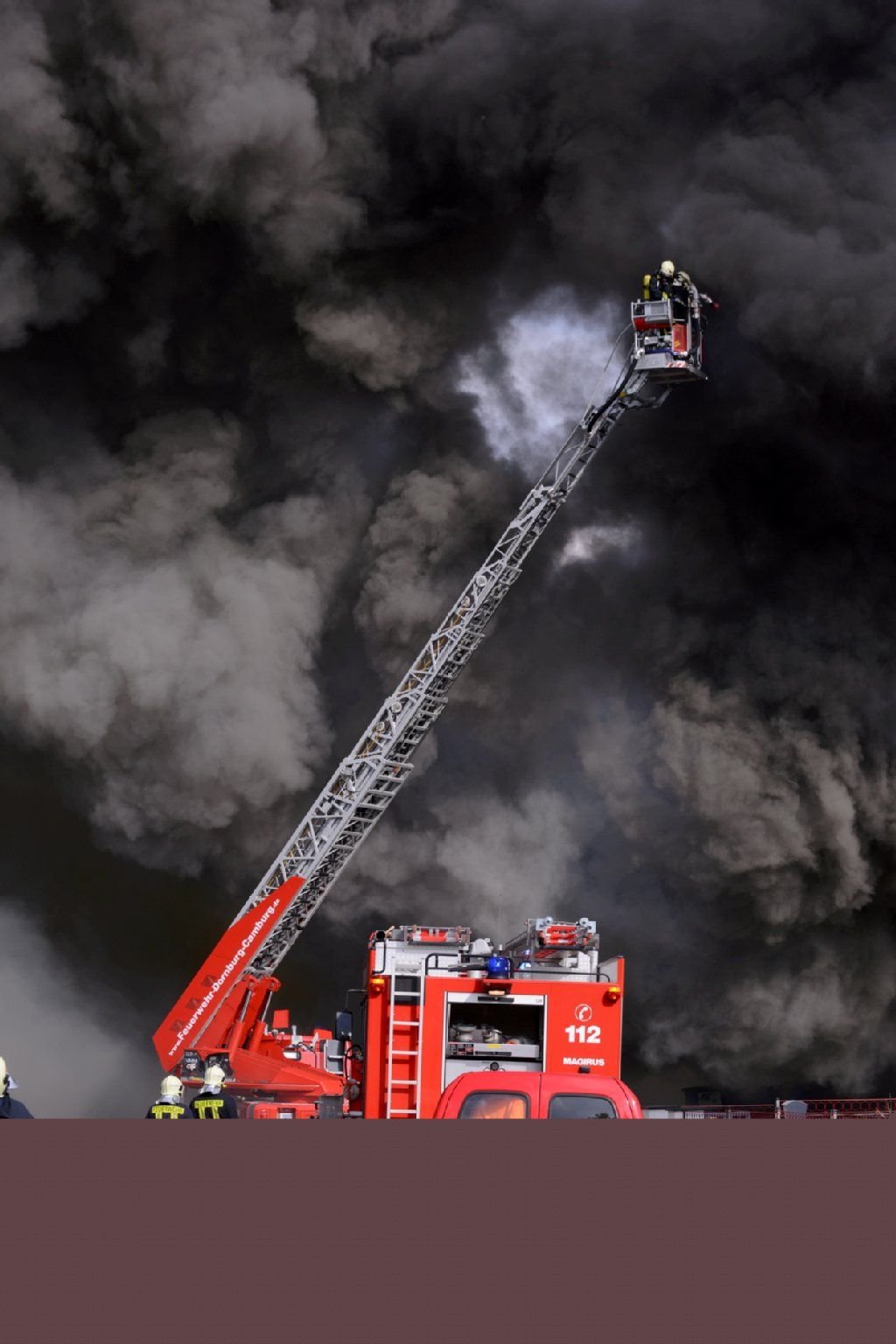 Dicke Rauchwolken über dem Dorf Aue: Eine Lagerhalle geriet in Brand.