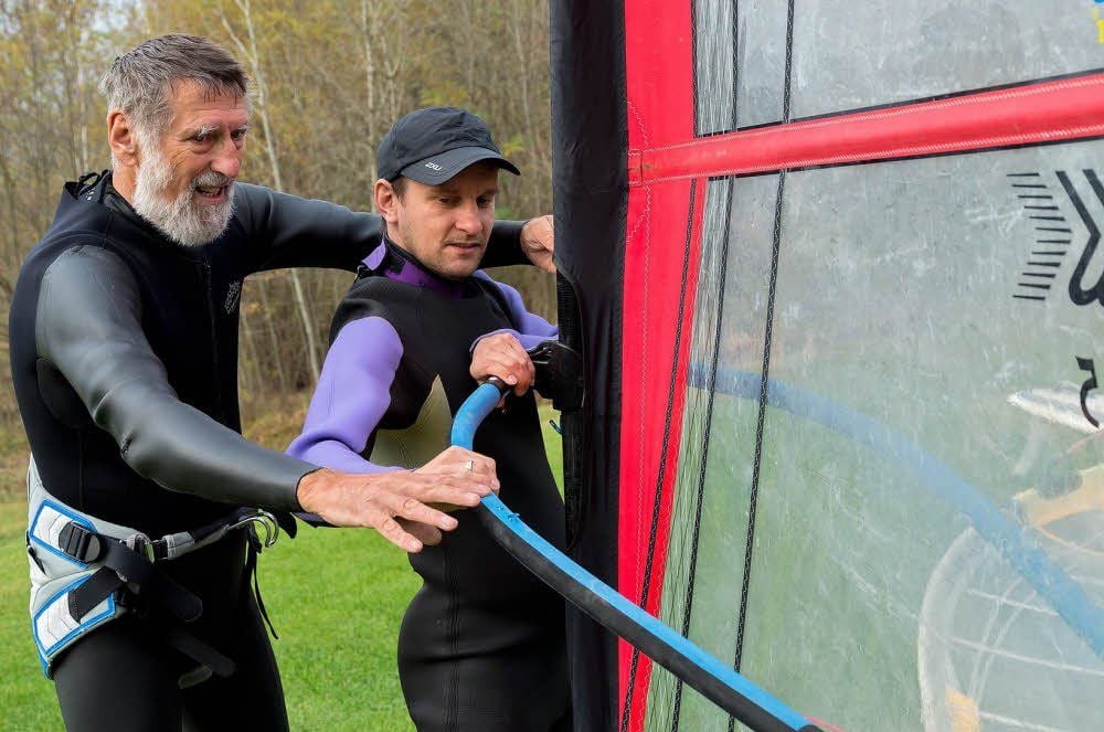 Trockenübungen auf der Wiese: Gerd Finn leitet den Surf-Neuling an.