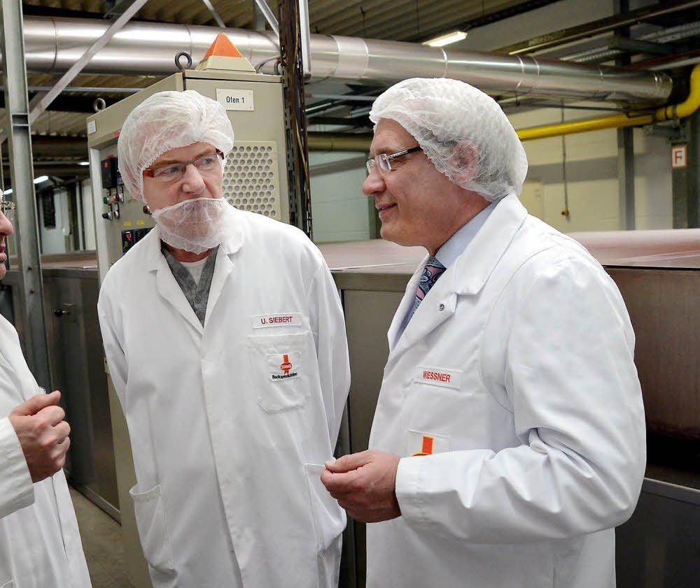 Werkleiter Ulrich Siebert (l.) und Geschäftsführer Hartmut Wießner unterhalten sich beim Rundgang durch die Produktionshallen von Sinnack.