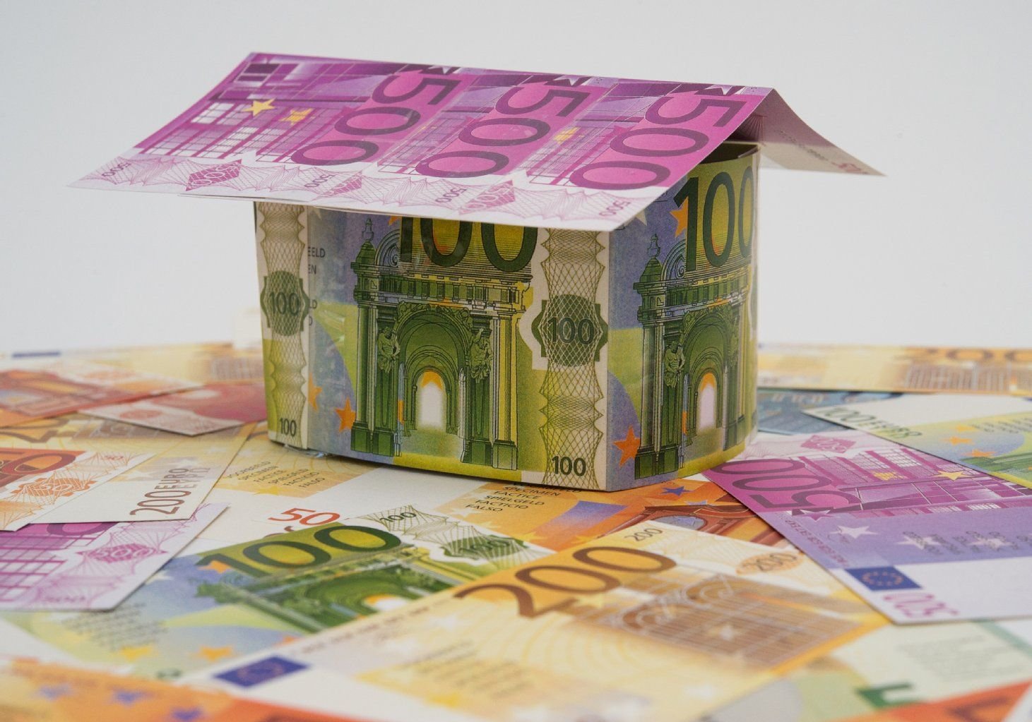 Wer für seine eigene Immobilie keine Eigenmittel mitbringt, lebt gefährlich. Denn wenn die Zinsen steigen, kann die Finanzierung ins Wanken geraten.