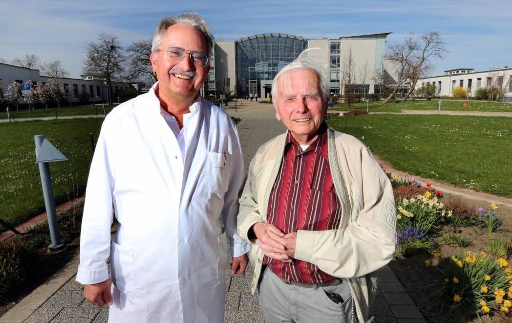 Zwei Chefärzte : Hansjürgen Bögel (r.) und Volker Baumgarten feiern die HNO-Klinik, die längst im Gesundheitszentrum Bitterfeld angesiedelt ist.