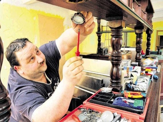 Gastwirt, Handwerker und DJ in einem: Miro Forejt hat bis zur Eröffnung der Strandgaststätte noch einiges zu tun.