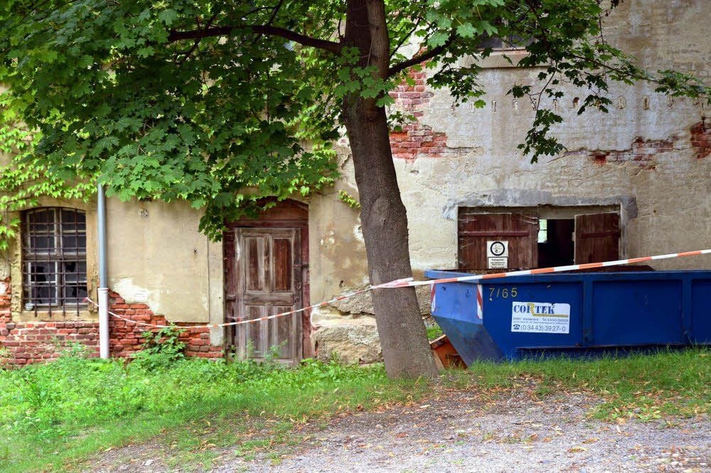 Vor dem ehemaligen Marstall im Komplex der Moritzburg Zeitz ist bereits gesperrt. Am Mittwoch beginnt der Abriss.