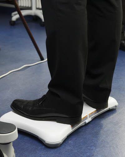 Andy Kämmer steht auf einem sogenannten Balance Board. Es steht fest auf dem Boden und registriert schon kleinste Gewichtsverlagerungen.