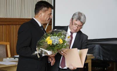 Oberbürgermeister Peter Kuras dankt Gerd Raschpichler.