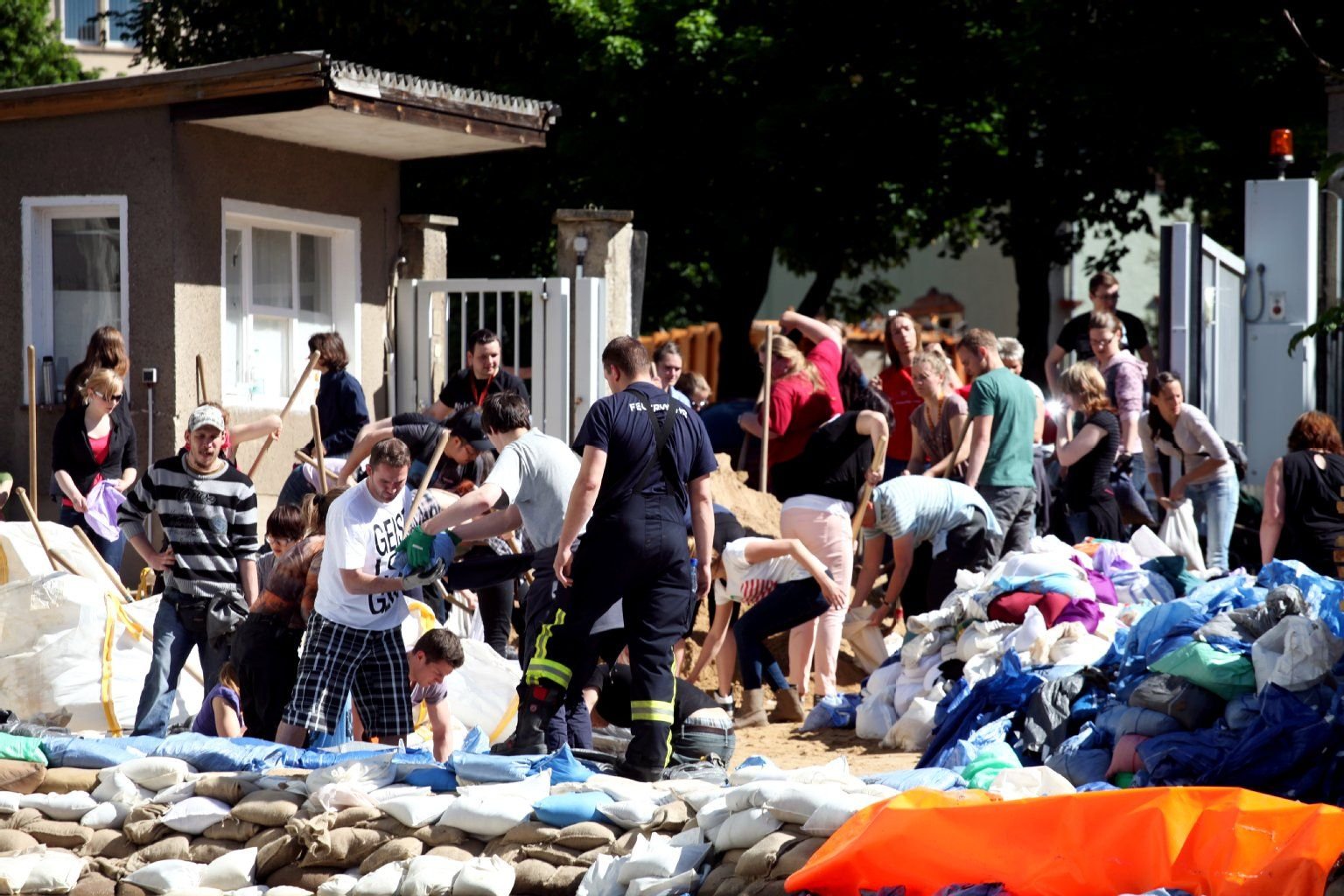 Hochwasser in Halle am Mittwoch. Einsatz in der Kunsthochschule am Neuwerk. Zwischenzeitlich kamen so viele freiwillige Helfer, so dass diese sogar weg geschickt werden mussten.