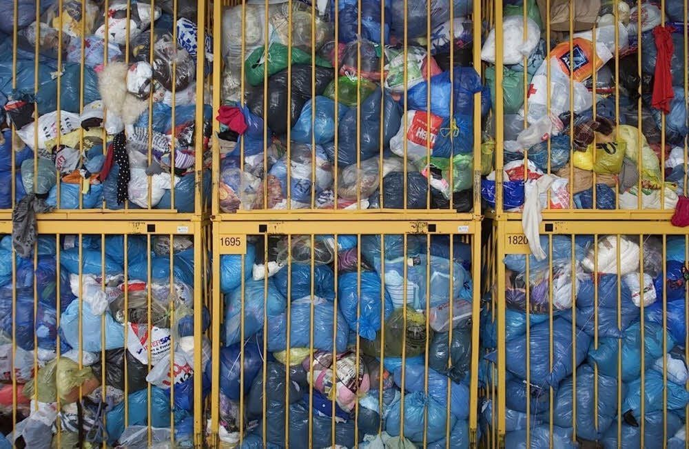 In Sortier- und Recyclinganlagen werden Altkleider, die nicht mehr verwertbar sind, geschreddert und zu Decken und Vliesstoffe verarbeitet.