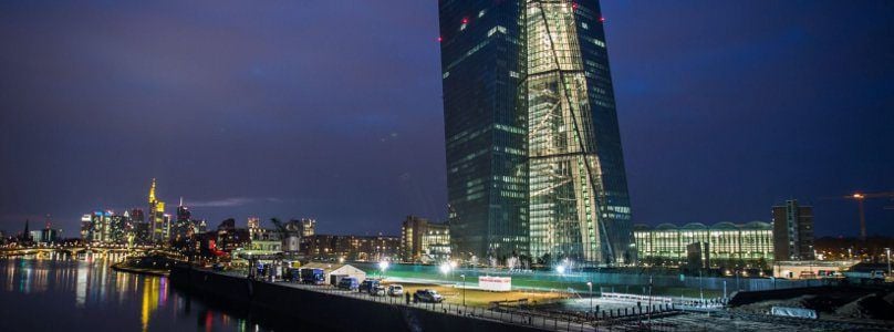 185 Meter hoch, 6000 Glasscheiben, 1,3 Milliarden Euro Baukosten – am Main steht das neue Hauptquartier der Europäischen Zentralbank. Für die Anwohner verändert der Turm das Viertel. Für EZB-Kritiker ist er das Symbol einer falschen Politik.