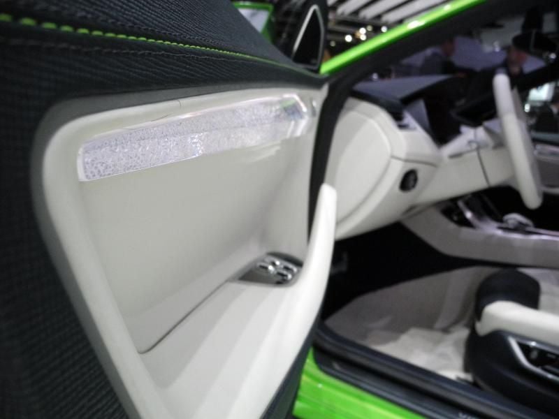 Es glitzert: Was Skoda da in seine Messestudie Vision C als Teil der Türverkleidung verwirklicht hat, ist Kristallglas.