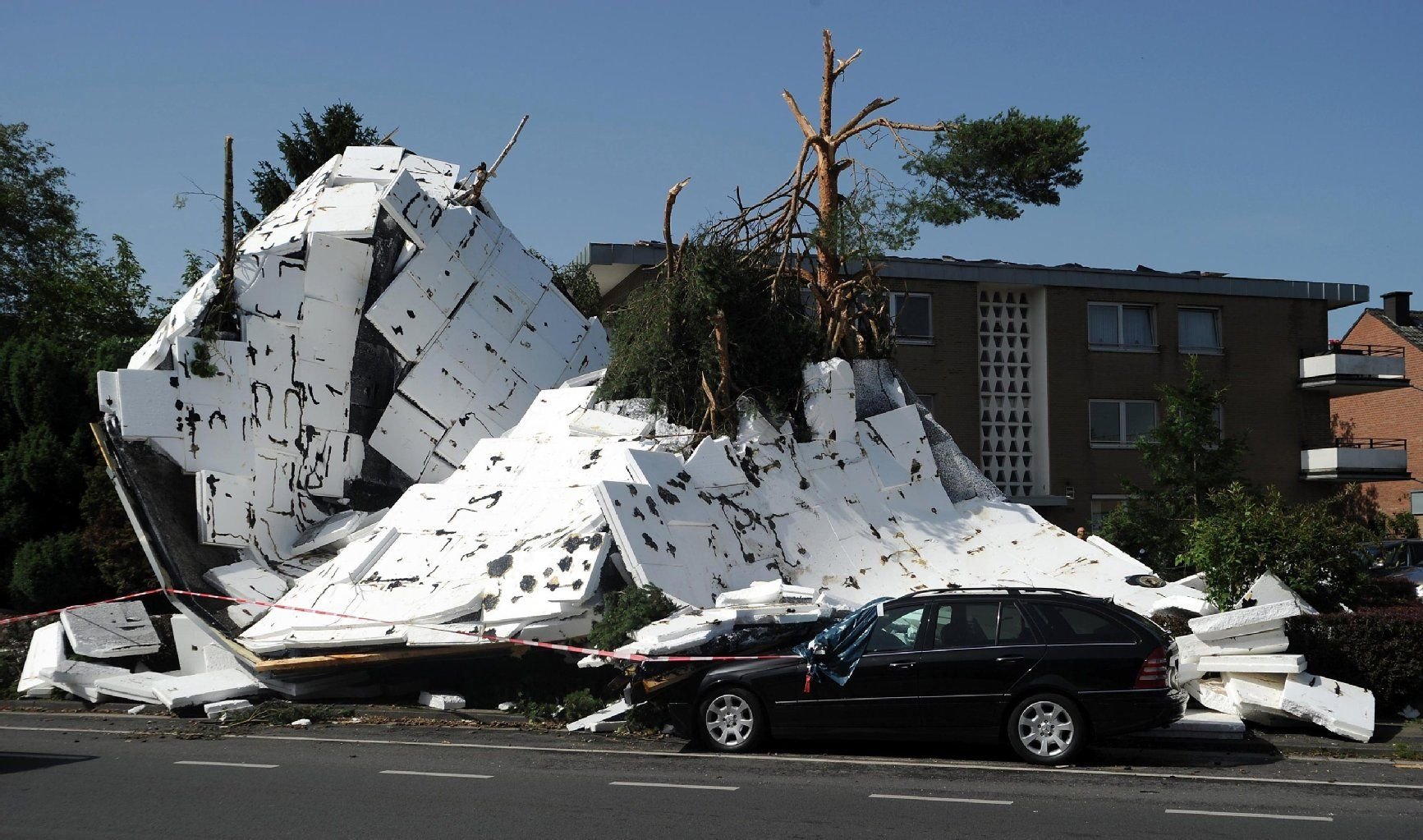 Die Überreste eines Flachdaches liegen in Neuss auf dem Boden. Beim schwersten Unwetter in Nordrhein-Westfalen seit Jahren sorgten Sturmböen, Blitzeinschläge und Hagel an vielen Häusern und Autos für Schäden