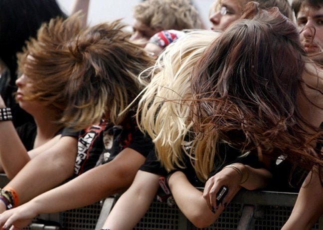 Für viele Heavy-Metal-Fans Headbanging bei Konzerten geradezu Pflicht. Allerdings kann das wilde Schütteln des Kopfes im Takt der Musik gefährliche Nebenwirkungen haben.