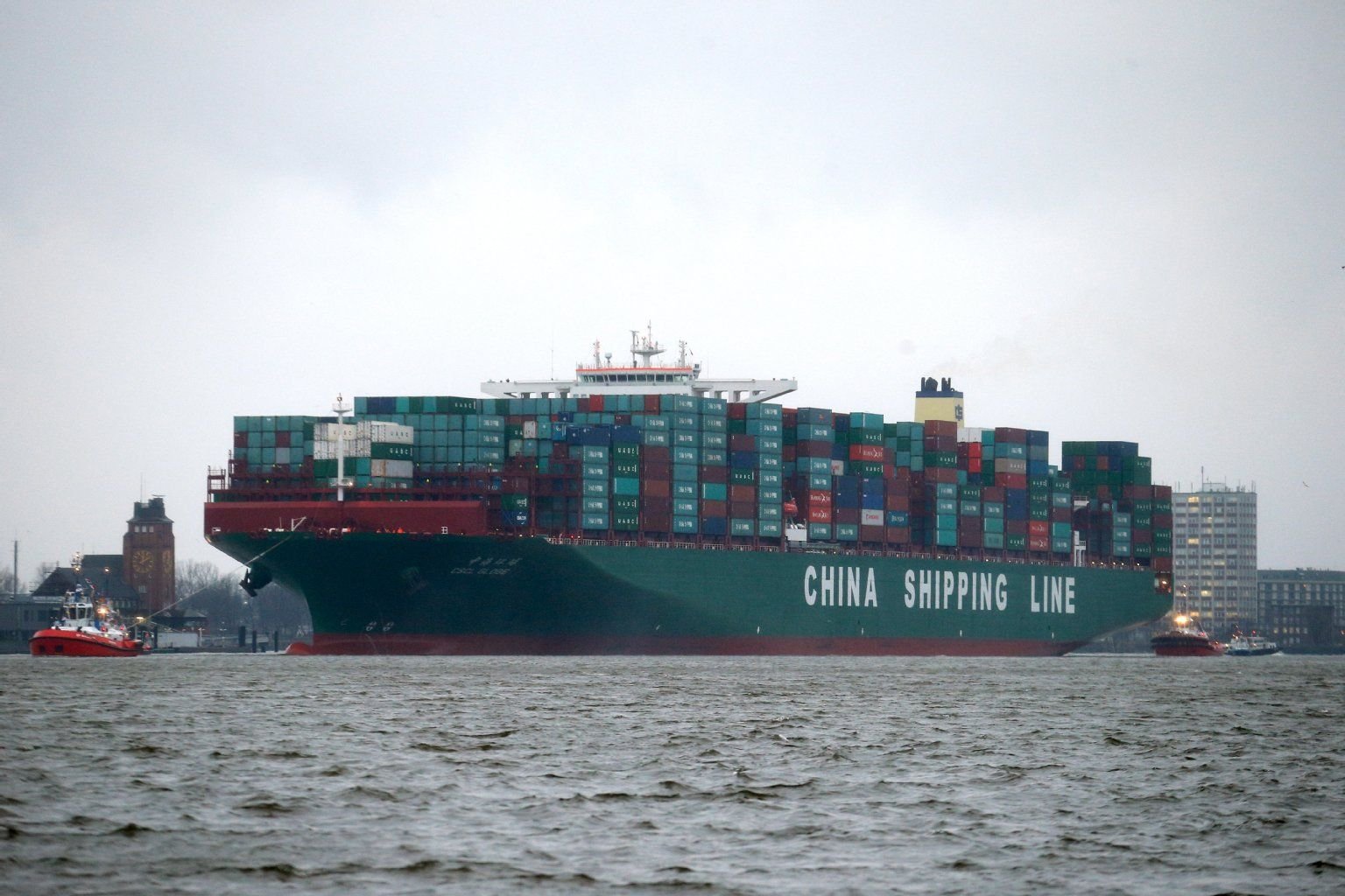 Das größte Schiff der Welt beim Einlaufen in den Hafen von Hamburg.