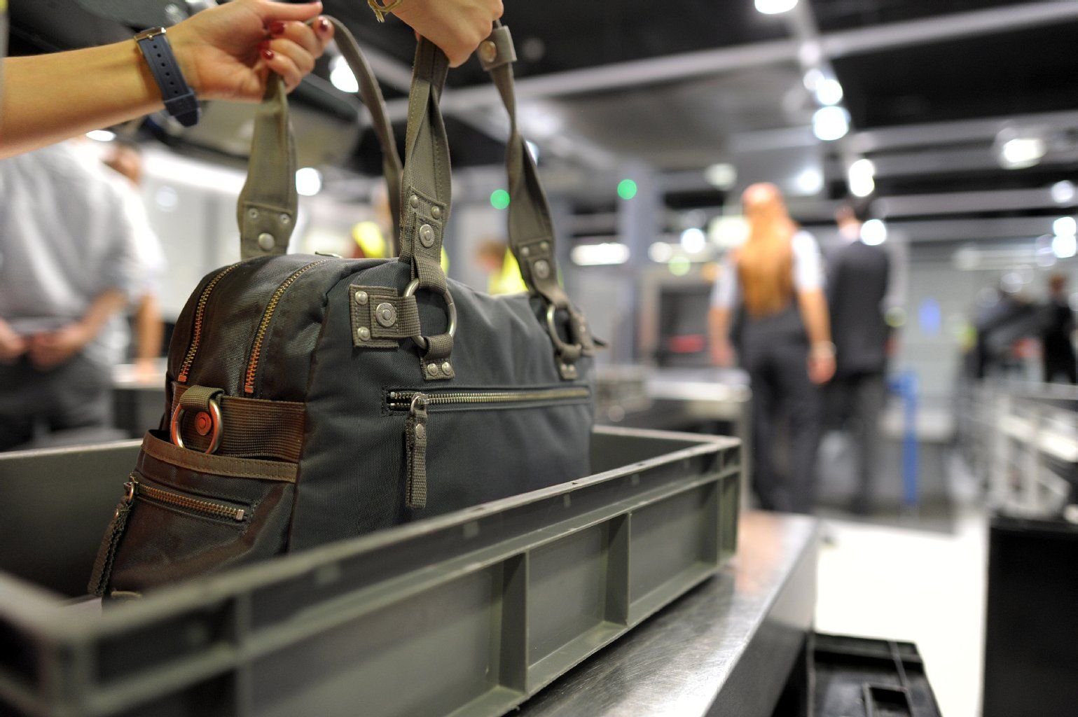 Handgepäck und Passagiere: Kontrolle am Flughafen Düsseldorf in Nordrhein-Westfalen