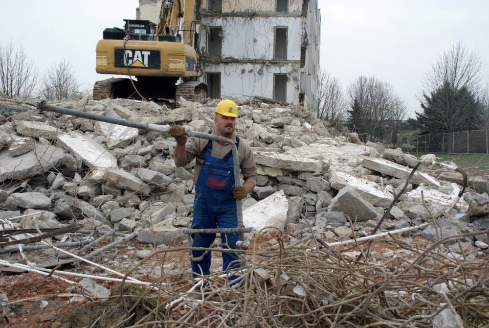 Der Block 85-88 in der Dietrich-Bonhoeffer-Straße in Zeitz wird abgerissen. Renee Hahne von der Firma Bittner kümmert sich um die „Störstoffe“, wie Moniereisen oder Treppengeländer