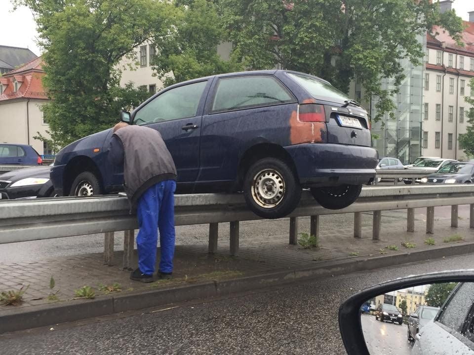 Bei einem Autounfall auf der Magistrale ist das Unfallfahrzeug auf die Mittelleitplanke geschlittert.