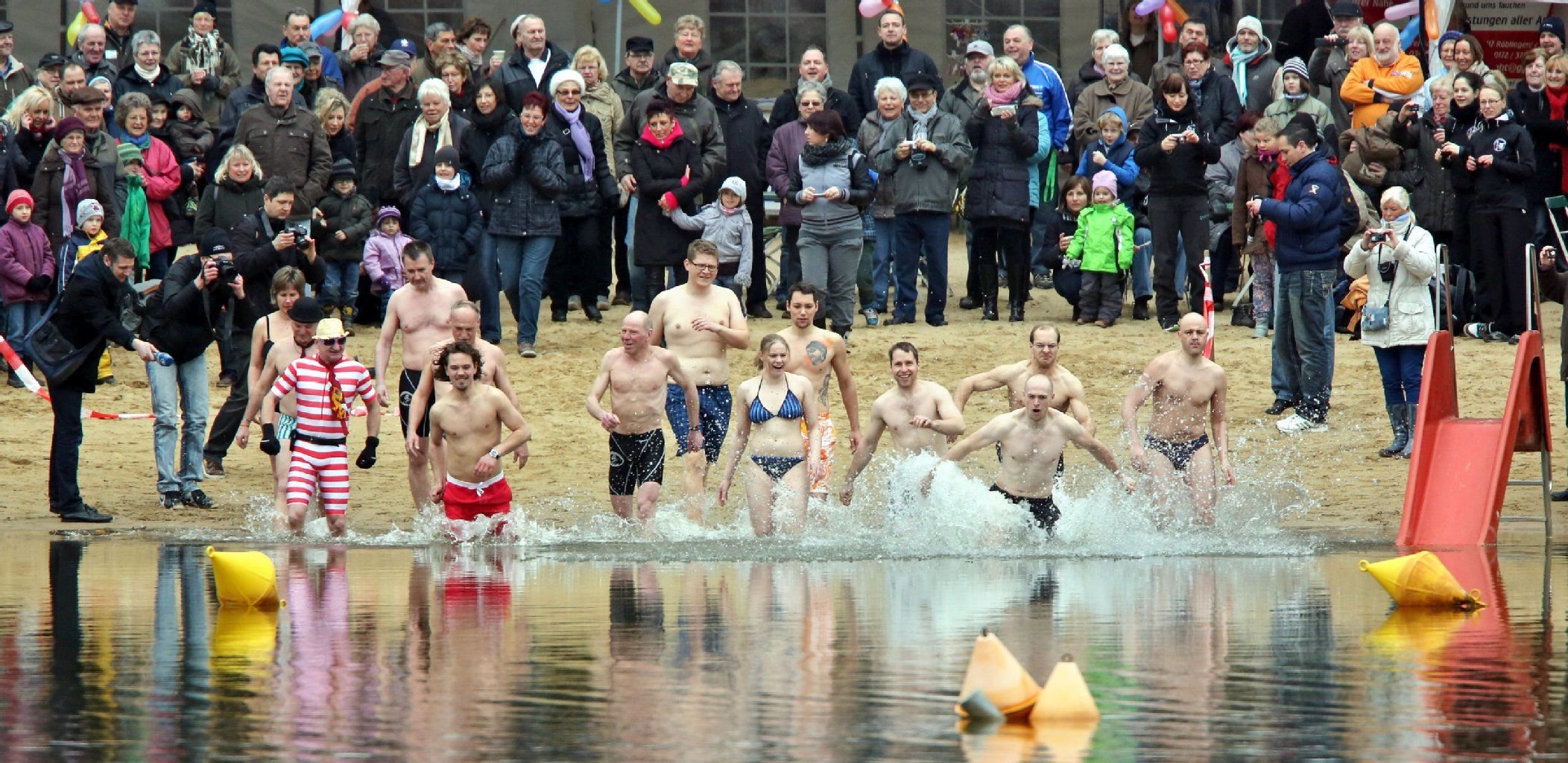 Trotz winterlichen Wetters springen hartgesottene Schwimmer in das vier Grad kalte Wasser im Heidesee in Halle. Das Naturbad startet nach eigenen Angaben jedes Jahr als erstes Bad im Land in die neue Saison. Neben einem Sandstrand mit FKK-Bereich ziehen jährlich Spazierpfade, ein Kletterwald und zahlreiche Veranstaltungen etliche Besucher an.
