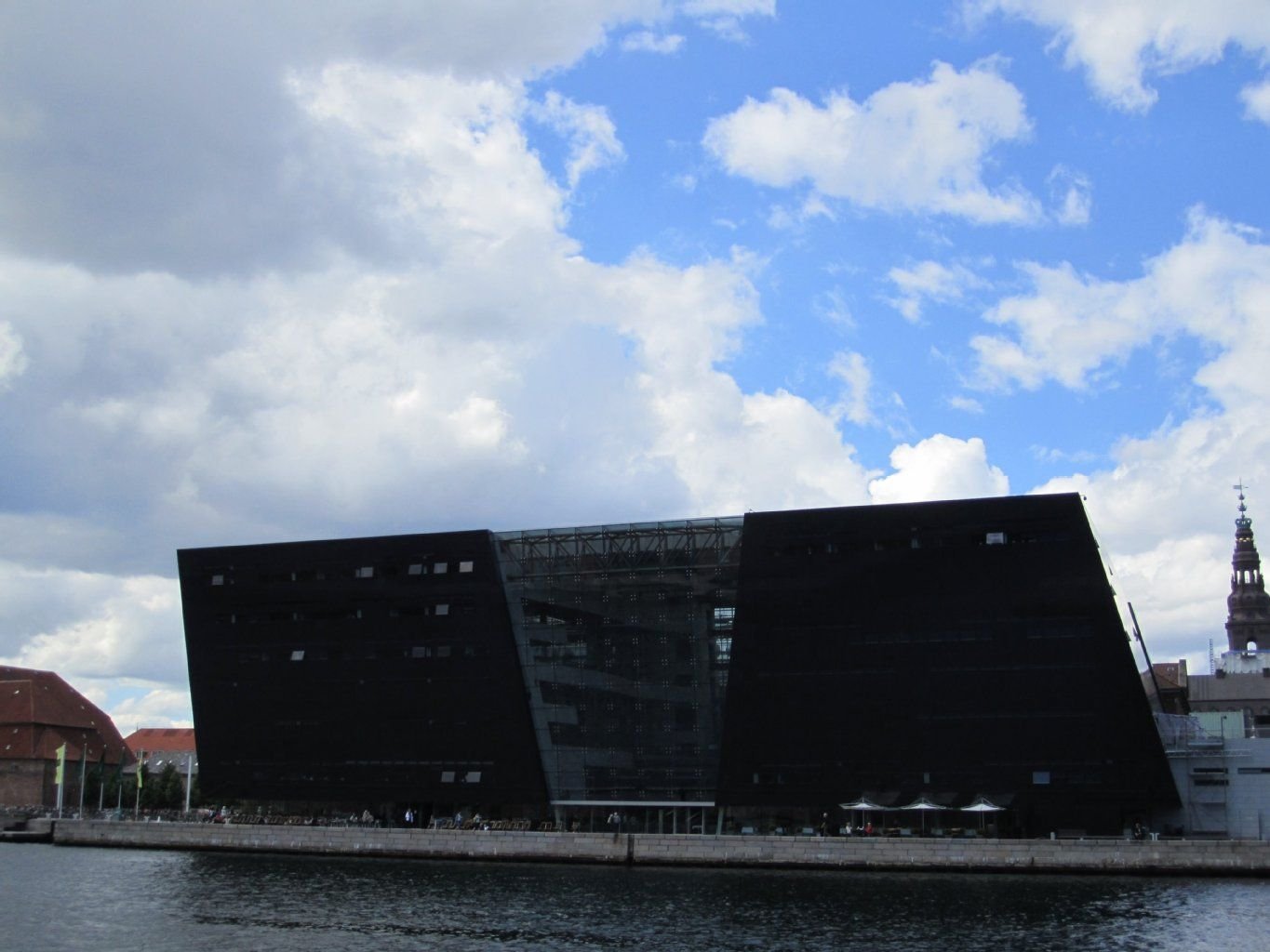 Die Königliche Bibliothek in Kopenhagen ist auch als „Black Diamond“ (deutsch: „schwarzer Diamant“) bekannt.