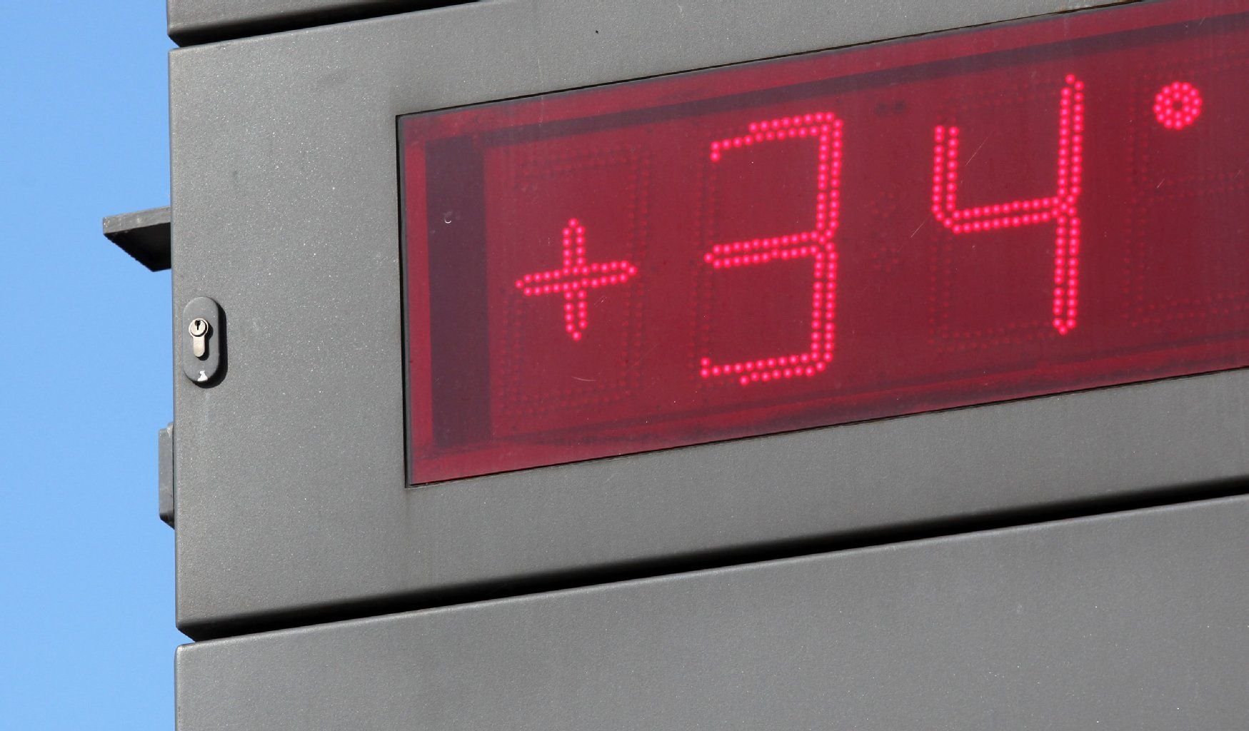 Genug für Hitzefrei: Ein Thermometer zeigt 34 Grad Celsius an.