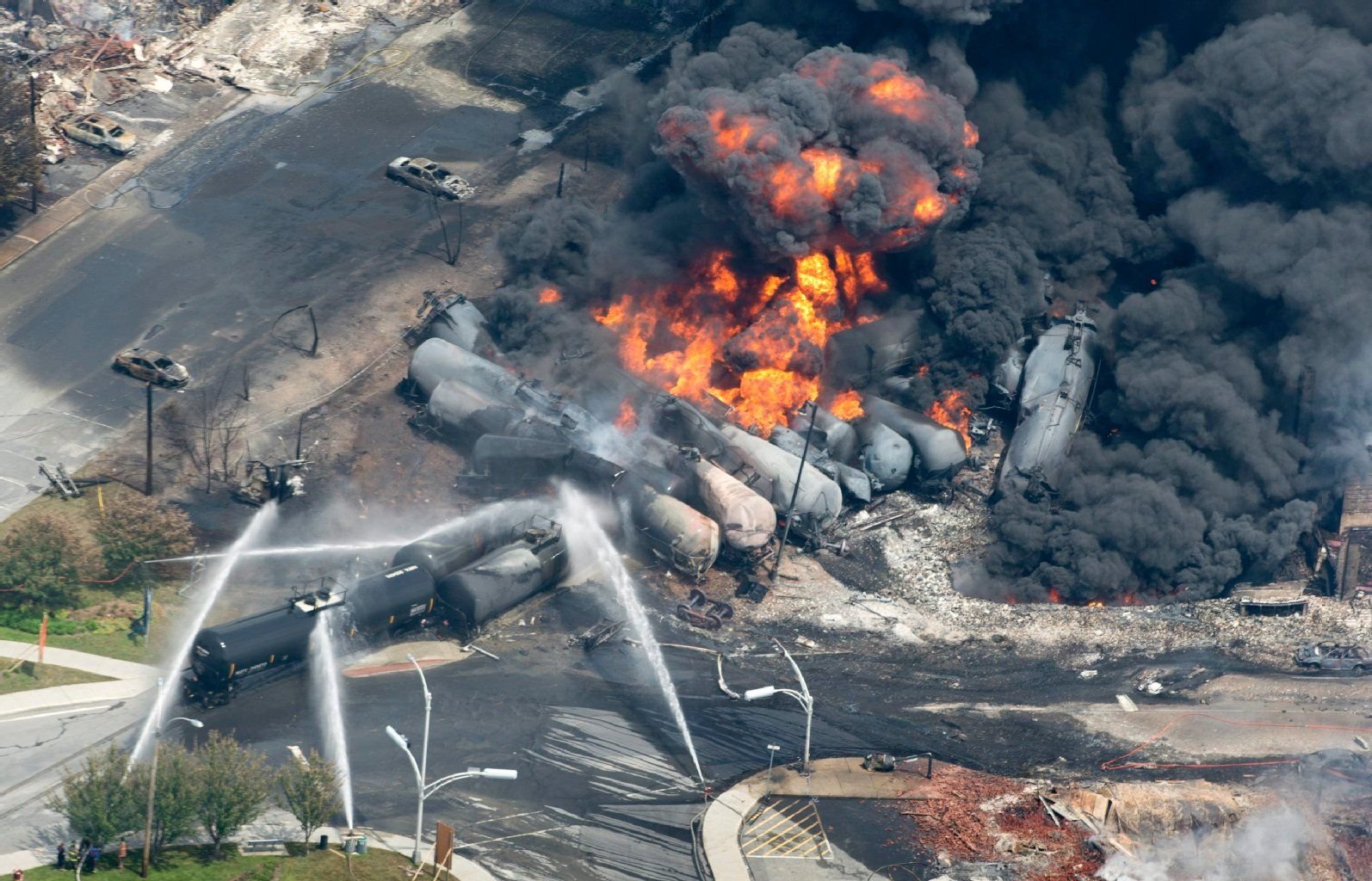 Eine riesige Rauchwolke steigt nach der Explosion der Kesselwagen mit Rohöl in der Kleinstadt Lac-Mégantic in Kanada auf.
