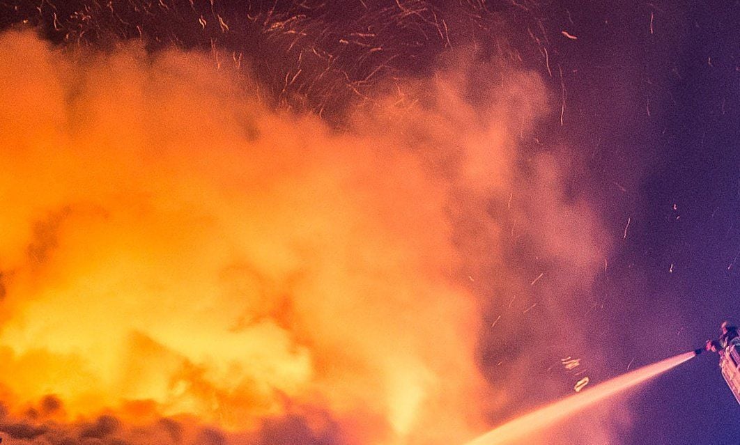In der Nähe von Teutschenthal steht ein Reifenlager in Flammen.