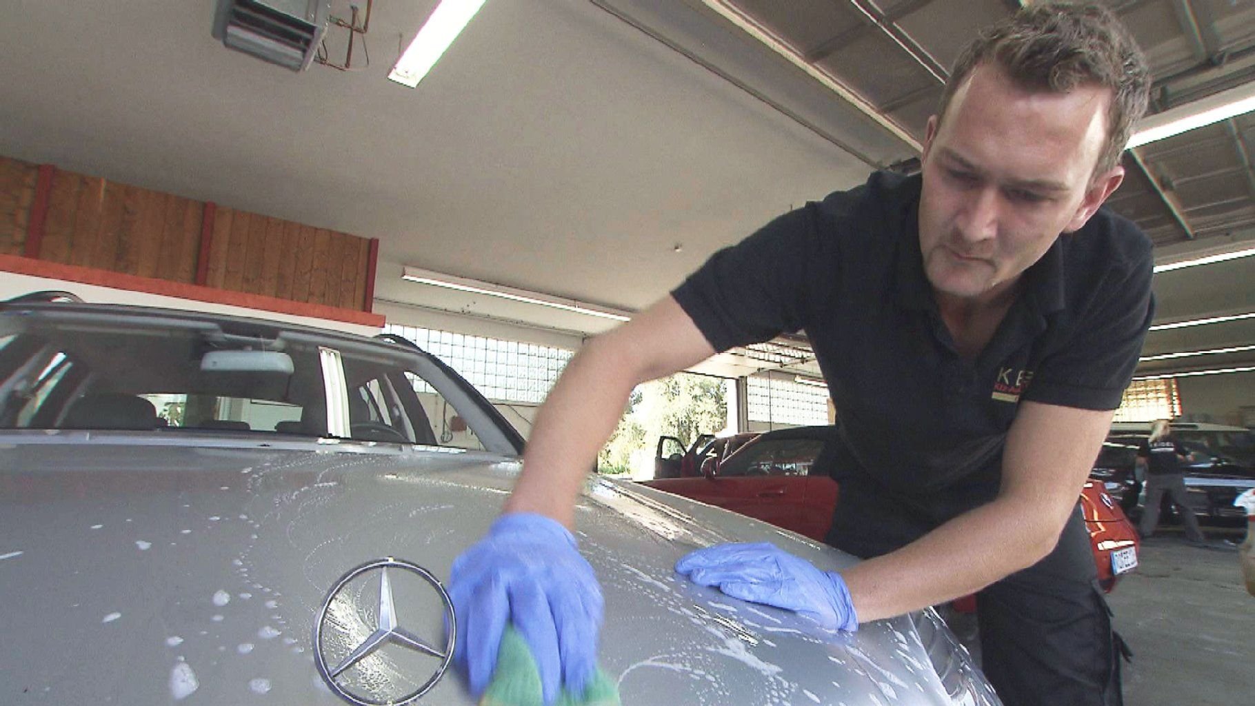 Auf die richtige Putztechnik kommt es an. Bei der Lackpflege sollte zudem auf vernünftige Autopflege-Produkte und nicht auf Haushaltsmittel zurückgegriffen werden.