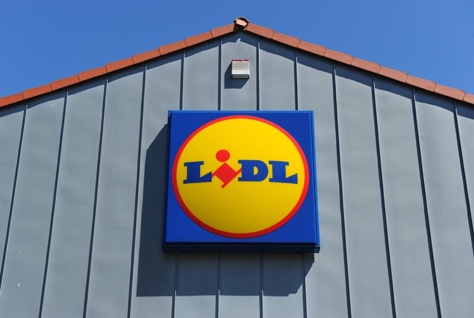 Lidl will künftig auf Chemie in seinen Textilien verzichten.