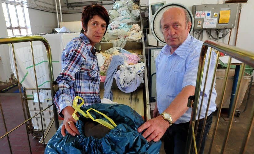 Betriebsleiter Dieter Tondock lässt die gesamte Wäsche von Peggy Schneider und ihrer Familie kostenfrei waschen.
