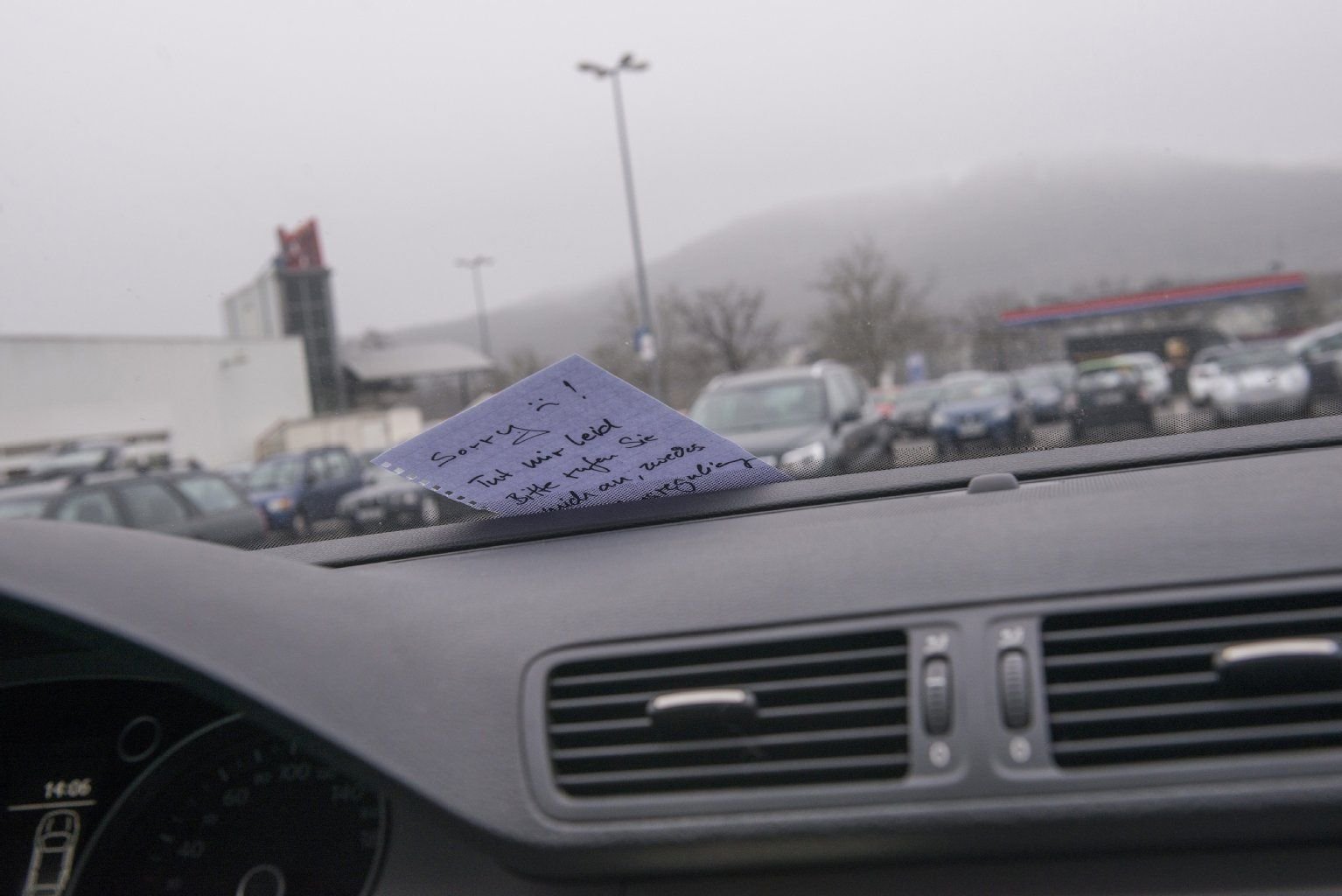 Geht gar nicht: Ein fremdes Auto anfahren, Zettel an die Windschutzscheibe und wegfahren. Das Portal will Geschädigten helfen, Zeugen zu finden.