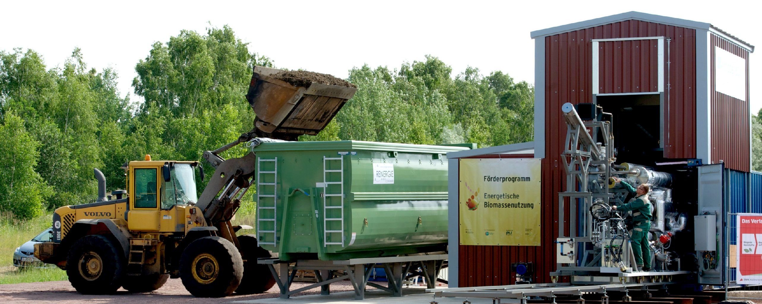 An einer Anlage zur Energiegewinnung aus Bioabfällen (r) arbeitet am 01.07.2013 ein Arbeiter in der Abfallwirtschaft GmbH der Stadtwerke Halle (Sachsen-Anhalt). Die Anlage wurde heute als Versuchsanlage in Betrieb genommen.
