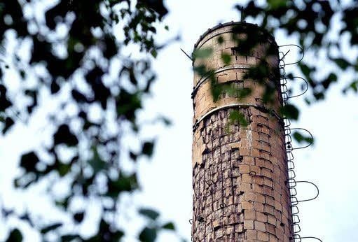 Der Schornstein am Betonwerk soll am Mittwochnachmittag gesprengt werden.