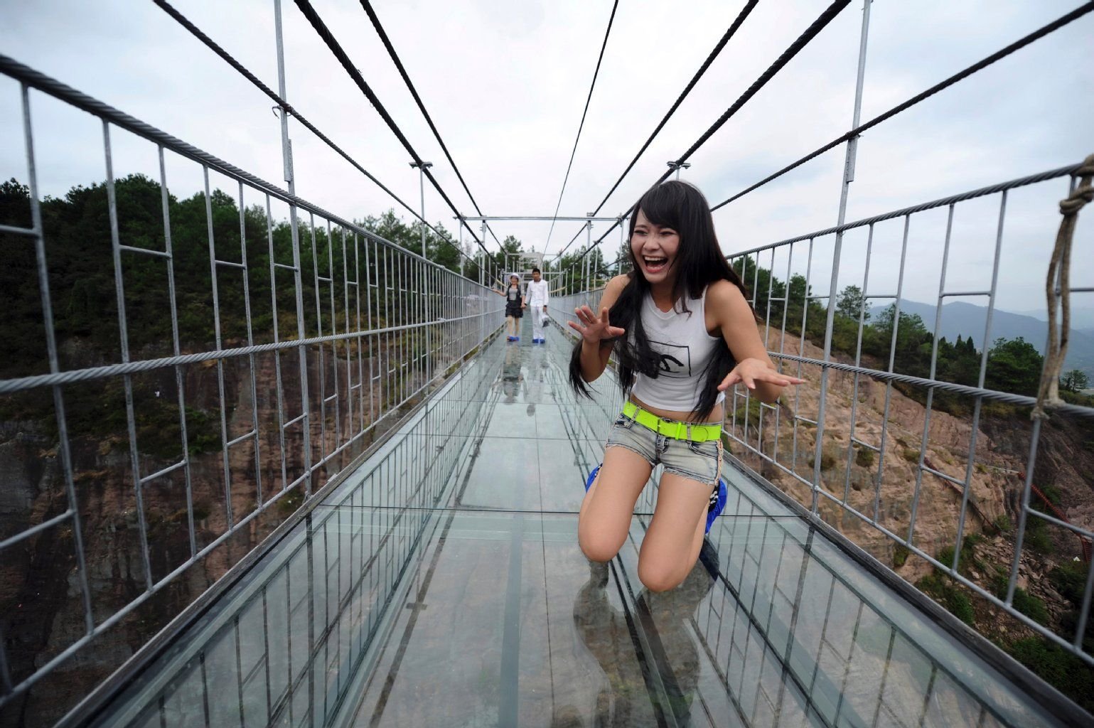 Nichts für Menschen mit Höhenangst: Die neu eröffnete, 300 Meter lange Brücke mit Glasboden im Shiniuzhai Nationalpark in der chinesischen Provinz Hunan heißt auf deutsch „Brücke der Tapferen“. Der Spaziergang mit Blick in die 180 Meter tiefe Schlucht ist nicht ganz ohne.