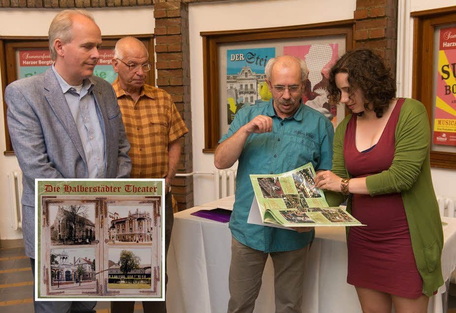 Im Foyer des Halberstädter Theaters wird das Buch zur Geschichte der Bühnen der Stadt vorgestellt.