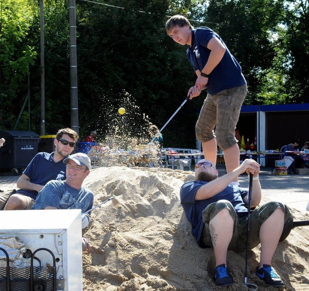 Beim Crossgolf ist so ziemlich alles möglich. Stefan Richter versucht hier, von einem Sandhaufen den Ball in einen geöffneten Kühlschrank zu befördern.