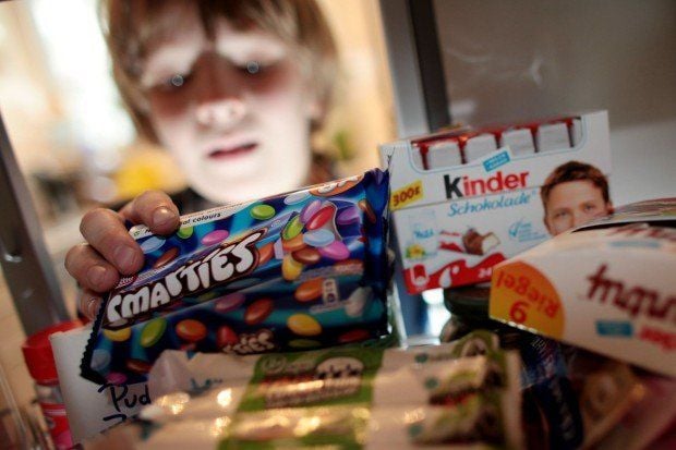 Eine kleine Handvoll Süßigkeiten, am besten direkt nach dem Essen, ist für Kinder in Ordnung.