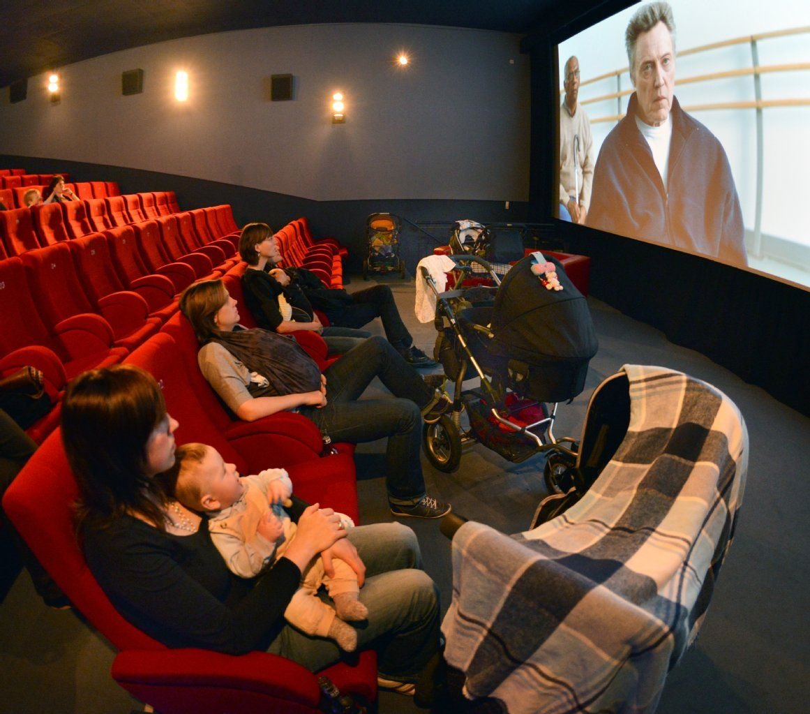 Mütter sitzen mit ihren Babys im Puschkino in Halle bei einer Filmvorstellung.