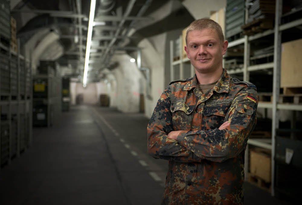 Ausgedehnte Apotheke: Acht Kilometer Gänge umfasst der Arbeitsort von Paul Deutschmann - die Bundeswehrapotheke in Blankenburg,