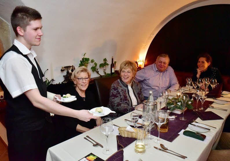 Pascal Machemehl serviert im Weinkeller des Jägerhofs.