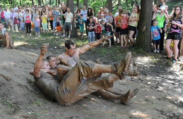 Die Kreisfelder Pfingstburschen bei einer Rutschpartie im Schlamm.