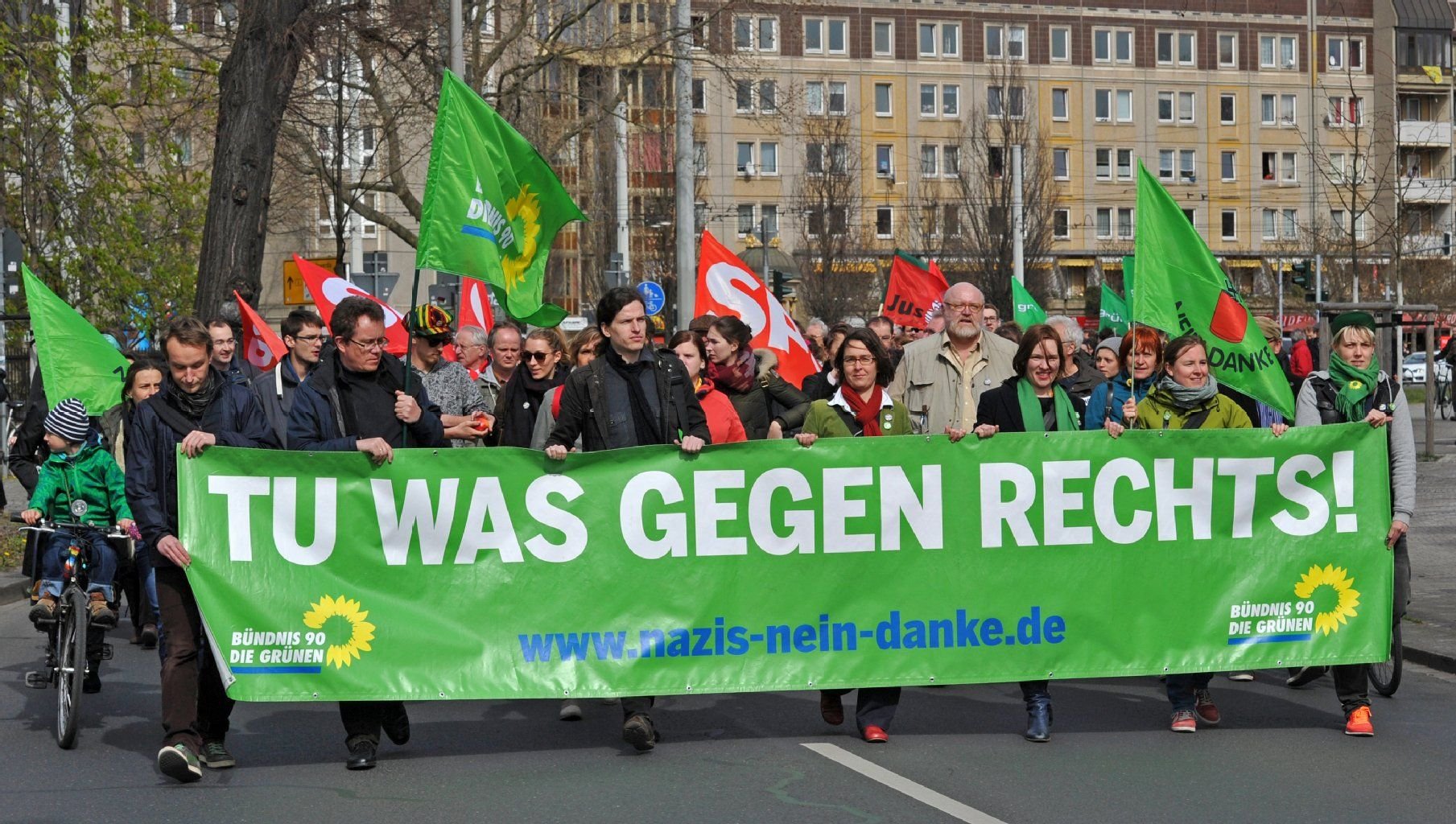 Pegida-Gegner demonstrieren im Dresdner Stadtzentrum.