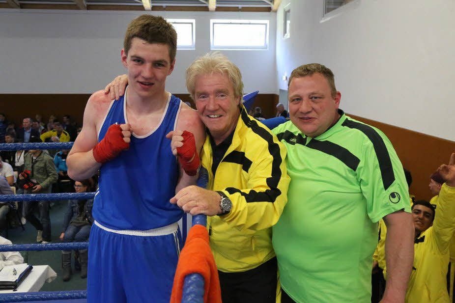 Die Freude war bei Pascal Ortlepp (blau) und Trainer Ralf Stagat (gelb) nach seinem Sieg bei der Deutschen Meisterschaft groß.