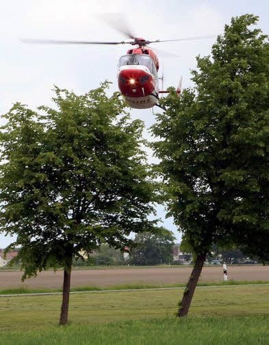 Ein Rettungshubschrauber im Landeanflug.