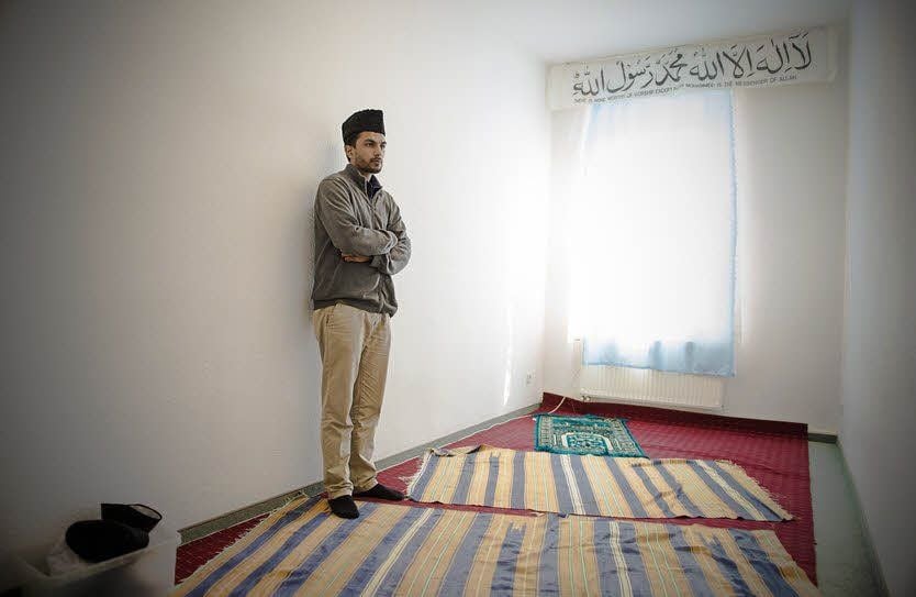 Imam Said Ahmed Arif im Gebetsraum der Männer