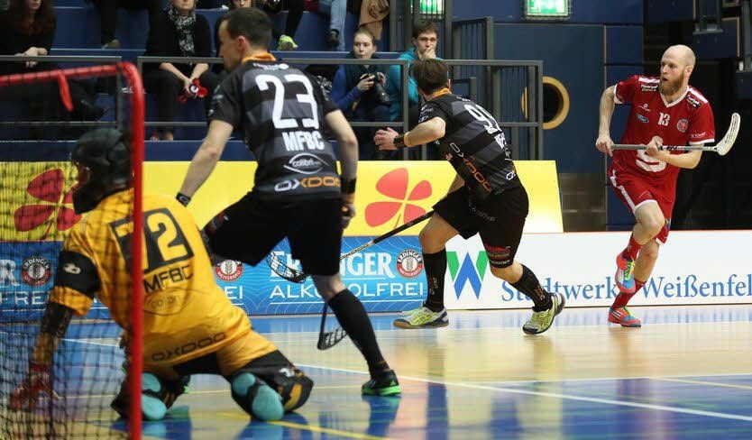 Dreifacher Torschütze für den UHC: der Finne Harri Naumanen (rechts).