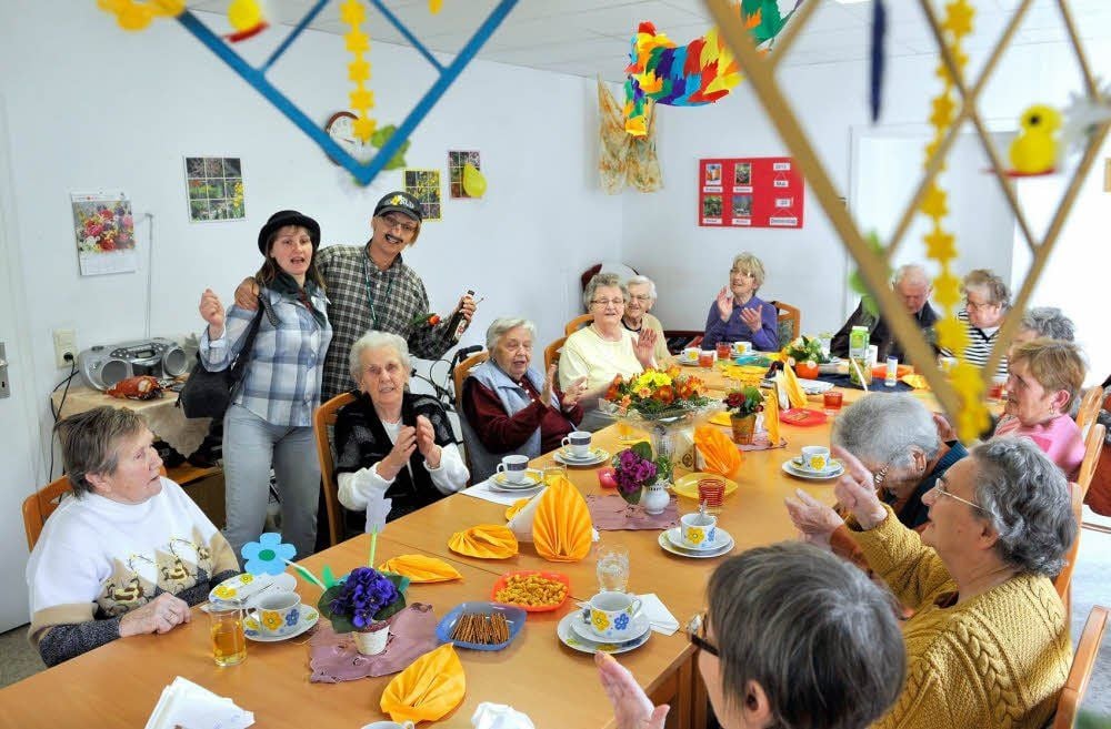 Betreuerinnen und Pflegegäste feierten gemeinsam ausgelassen das zehnjährige Bestehen der Tagespflegestation der Volkssolidarität.