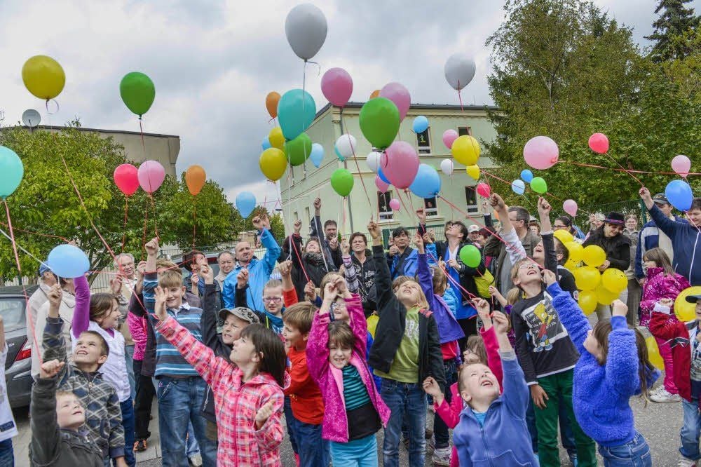 Eltern, Großeltern, Schüler und weitere Einwohner von Weißandt-Gölzau haben vorige Woche nach einem Aufruf der Freien Wähler für den Erhalt ihrer Grundschule demonstriert, die von der Schließung bedroht ist. Als Zeichen des Protestes ließen sie Luftballons steigen.