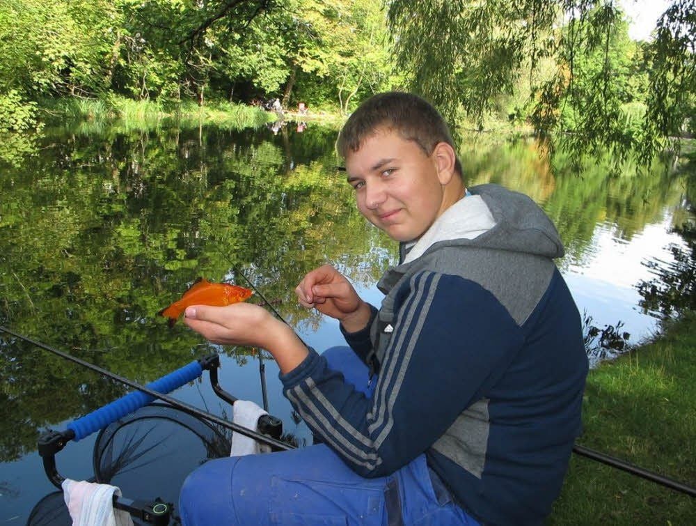 Unerwünschter Fang: Sebastian Krähe mit Goldfisch.