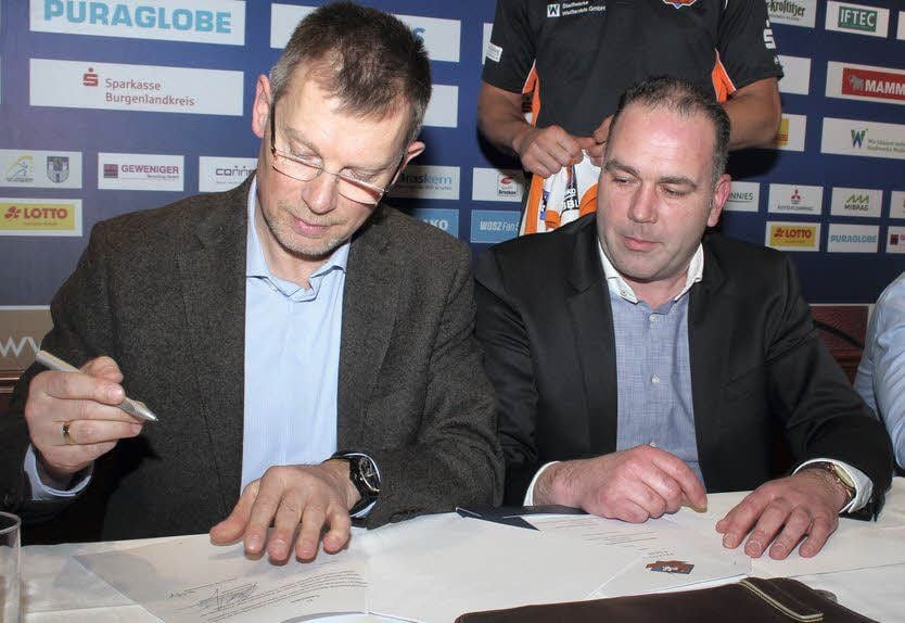 Puraglobe-Geschäftsführer Andreas Schüppel (l.) und MBC-Chef Jörg Hexel unterzeichnen den neuen Sponsoringvertrag.